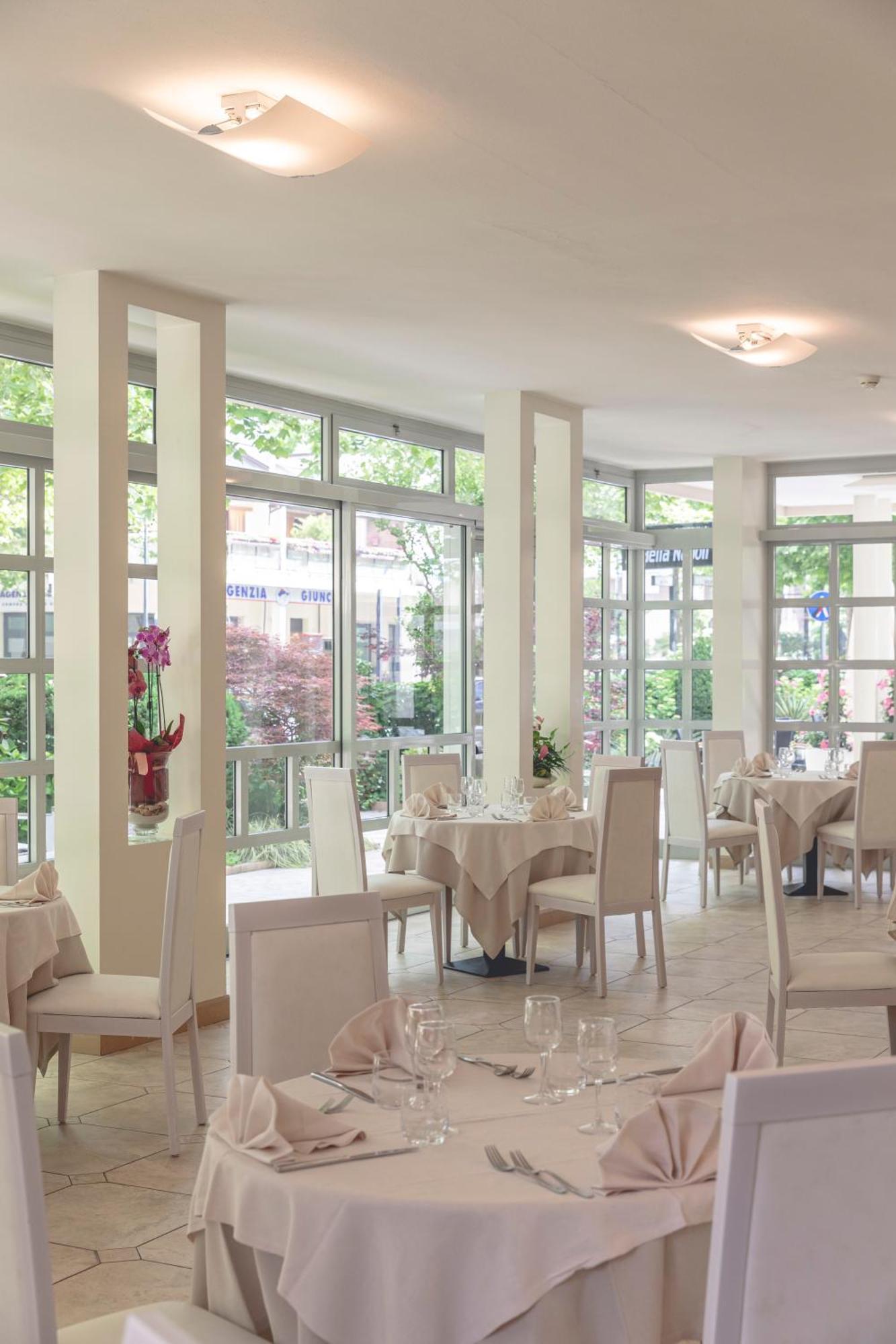 Hotel Athena Cervia Exterior photo